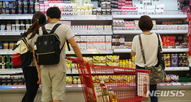 【서울=뉴시스】김진아 기자 = 낙농업계에 따르면 낙농협회와 유가공협회는 지난 20일 원유기본가격조정협상위원회 회의를 열고 다음달 1일부터 수매가격을 L당 지난해보다 4원 인상한 926원으로 합의했다. 이에따라 시중에 판매되는 우유 가격이 50원 이상 오를 것으로 전망돼 아이스크림 빵 커피 등 식품 가격의 연쇄 인상이 우려된다. 사진은 23일 오전 서울 시내의 한 대형마트에서 시민들이 우유 제품을 살펴보고 있다. 2018.07.23. bluesoda@newsis.com