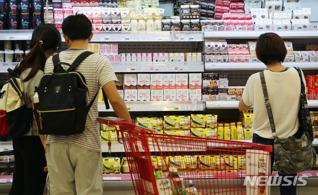 서울 시내의 한 대형마트에서 시민들이 식료품을 살펴보고 있다. 뉴시스 사진자료