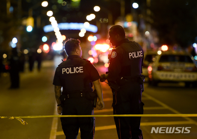 【토론토=AP/뉴시스】22일(현지시간) 캐나다 경찰이 토론토 총기난사 사건 현장을 지키고 있다. 2018.7.24.