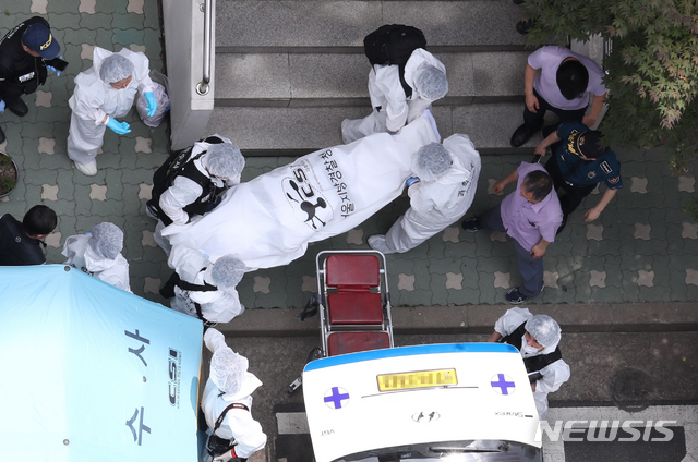 【서울=뉴시스】 조성봉 기자 = 23일 오후 정의당 노회찬 원내대표가 투신 사망한 것으로 알려진 서울 중구 한 아파트에서 경찰 과학수사대원들이 시신을 병원으로 옮기고 있다. 2018.07.23suncho21@newsis.com