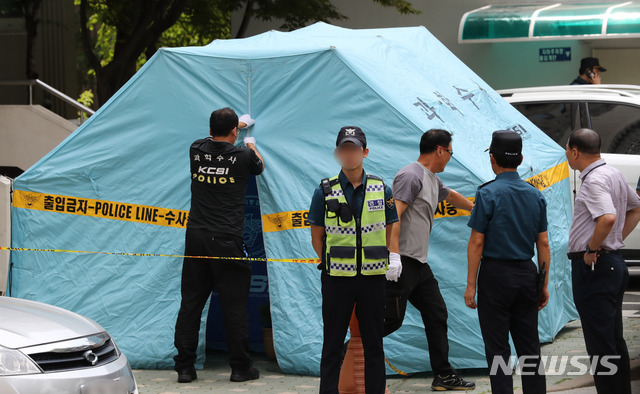 【서울=뉴시스】 임태훈 기자 = 23일 오전 정의당 노회찬 원내대표가 투신 사망한 서울 중구 한 아파트에서 경찰 과학수사대가 현장을 덮개로 가리고 있다.&nbsp; 경찰에 따르면 이날 오전 9시38분 서울 중구의 한 아파트 현관 쪽에 노 의원이 쓰러져 숨져 있는 것을 경비원이 발견해 경찰에 신고했다. 2018.07.23. taehoonlim@newsis.com