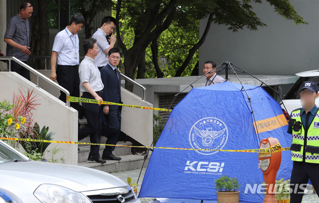 【서울=뉴시스】 임태훈 기자 = 23일 오전 정의당 노회찬 원내대표가 투신 사망한 서울 중구 한 아파트에서 경찰 과학수사대가 조사를 하고 있는 가운데 검찰 관계자가 투신 현장을 확인하고 있다.&nbsp; 경찰에 따르면 이날 오전 9시38분 서울 중구의 한 아파트 현관 쪽에 노 의원이 쓰러져 숨져 있는 것을 경비원이 발견해 경찰에 신고했다. 2018.07.23. taehoonlim@newsis.com