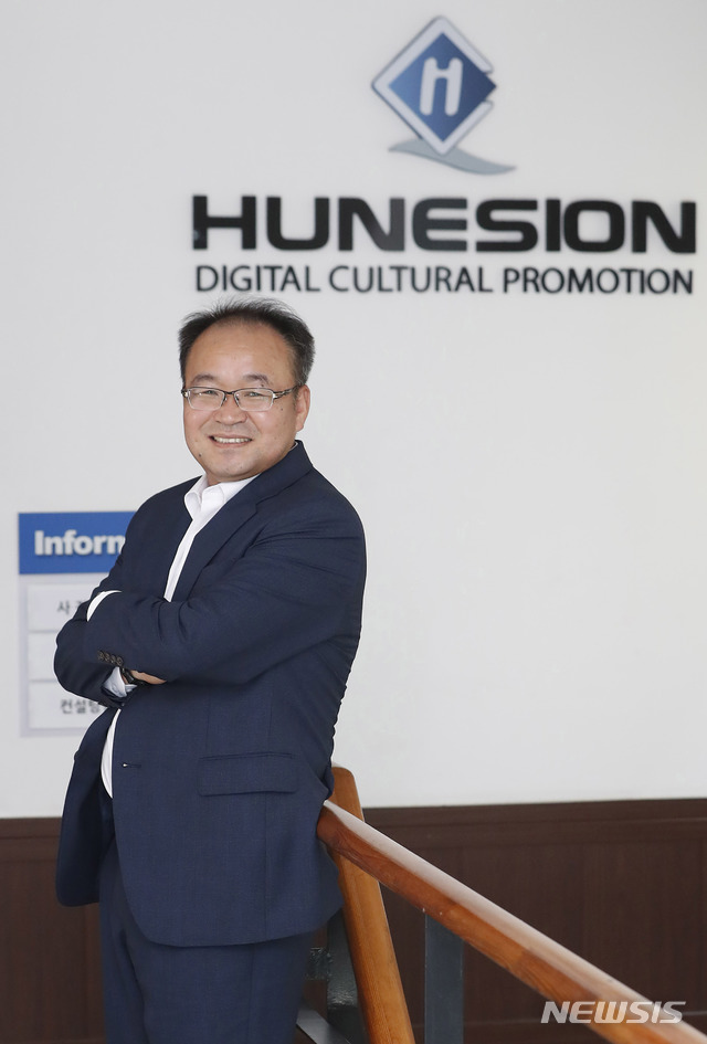 【서울=뉴시스】최동준 기자 = 보안플랫폼 전문기업 정동섭 휴네시온 대표가 19일 서울 강남구 휴네시온에서 뉴시스와 인터뷰 후 포즈를 취하고 있다. 2018.07.23. photocdj@newsis.com