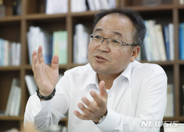 【서울=뉴시스】최동준 기자 = 보안플랫폼 전문기업 정동섭 휴네시온 대표가 19일 서울 강남구 휴네시온에서 뉴시스와 인터뷰를 하고 있다. 2018.07.23. photocdj@newsis.com