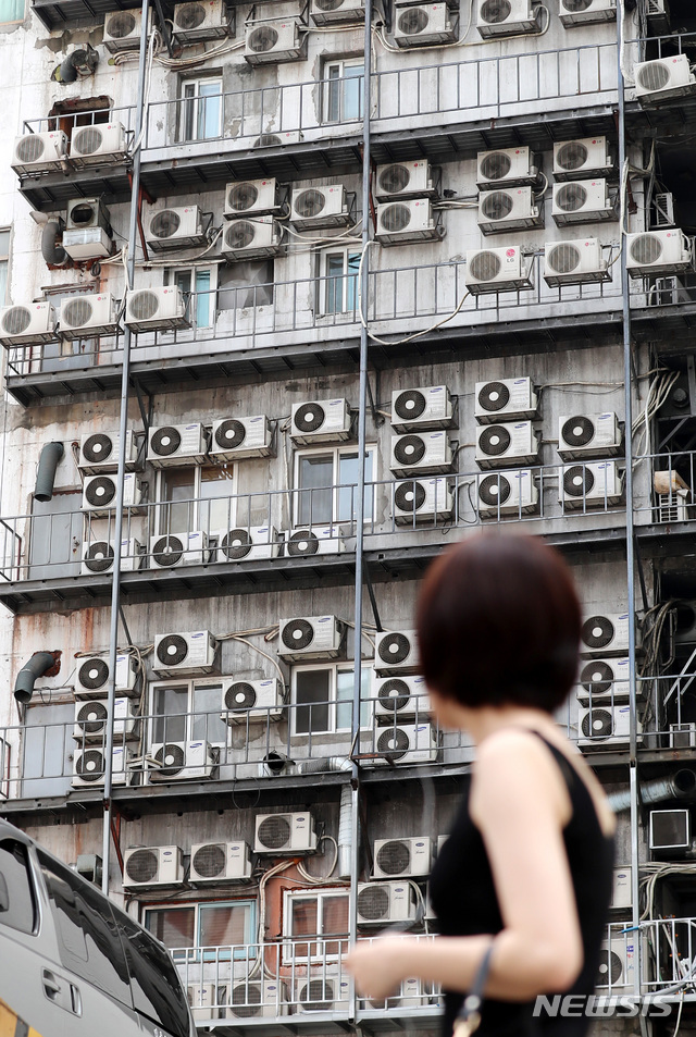 【서울=뉴시스】이영환 기자 = 연일 이어지는 폭염에 최대전력수요가 최고치를 경신하고 있는 23일 오후 서울 중구의 한 건물에 에어컨 실외기가 설치되어 있다. 2018.07.23.&nbsp; 20hwan@newsis.com
