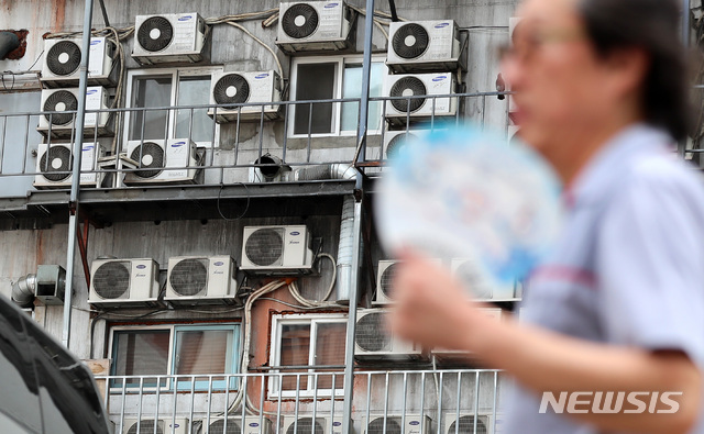 【서울=뉴시스】이영환 기자 = 연일 이어지는 폭염에 최대전력수요가 최고치를 경신하고 있는 23일 오후 서울 중구의 한 건물에 에어컨 실외기가 설치되어 있다. 2018.07.23.&nbsp; 20hwan@newsis.com