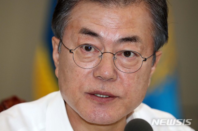 【서울=뉴시스】박진희 기자 = 문재인 대통령이 23일 청와대 여민관에서 열린 수석·보좌관 회의에 참석하여 발언을 하고 있다. 2018.07.23. pak7130@newsis.com