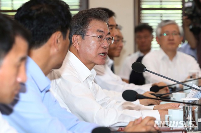 【서울=뉴시스】박진희 기자 = 문재인 대통령이 23일 청와대 여민관에서 열린 수석·보좌관 회의에 참석하여 발언을 하고 있다. 2018.07.23. pak7130@newsis.com