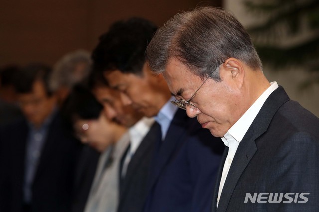 【서울=뉴시스】박진희 기자 = 문재인 대통령이 23일 청와대 여민관에서 열린 수석·보좌관 회의에 앞서 '마린온' 헬기 추락사고 순직장병을 위해 묵념을 하고 있다. 2018.07.23.pak7130@newsis.com