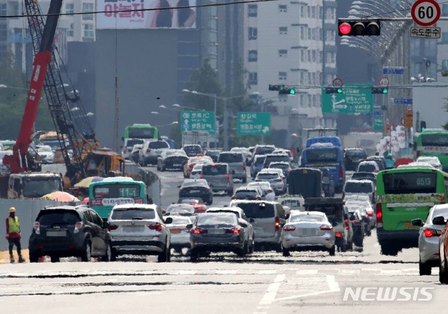 【서울=뉴시스】고범준 기자 = 연일 폭염이 계속되고 절기상 대서인 23일 오후 서울 영등포구 여의도동 인근 도로에 지열로 인해 아지랑이가 피어있는 가운데 차량들이 지나가고 있다. 2018.07.23. bjko@newsis.com