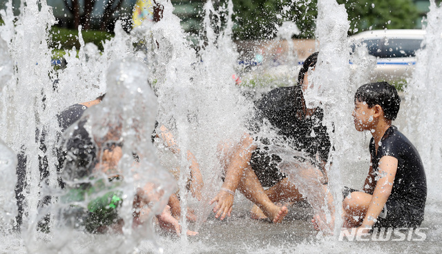 【서울=뉴시스】이영환 기자 = 폭염이 이어지고 있는 23일 오후 서울 종로구 광화문광장 분수대에서 어린이들이 물놀이를 하고 있다. 2018.07.23.&nbsp; 20hwan@newsis.com