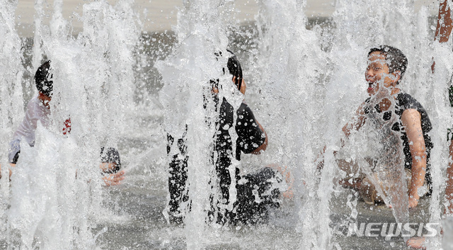 【서울=뉴시스】이영환 기자 = 폭염이 이어지고 있는 23일 오후 서울 종로구 광화문광장 분수대에서 어린이들이 물놀이를 하고 있다. 2018.07.23.&nbsp; 20hwan@newsis.com