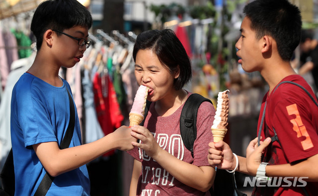 【서울=뉴시스】추상철 기자 =절기상 대서 폭염이 이어진 23일 오후 서울 중구 명동에서 외국인 관광객이 아이스크림을 먹고 있다. 2018.07.23.&nbsp; scchoo@newsis.com