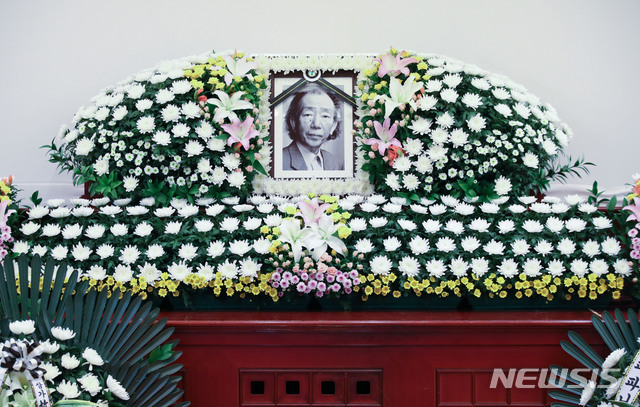 【서울=뉴시스】김선웅 기자 = 23일 오후 서울 종로구 서울대학교병원 장례식장에 故 최인훈 작가의 빈소가 마련돼있다. 함경북도 회령 출신인 고인은 원산에서 거주하던 중 6.25 전쟁이 발발하자 그해 12월 월남했다. 서울대 중퇴 후 1959년 '자유문학'에 단편 '그레이 구락부 전말기'와 '라울전'을 투고, 등단했다. 대표작 '광장'을 비롯한 '회색인', '소설가 구보씨의 일일' 등의 소설과 희곡집 '옛날 옛적에 훠어이 훠이' 등을 남겼다 발인은 25일 오전, 장지는 일산 공원묘원이다. 2018.07.23. mangusta@newsis.com
