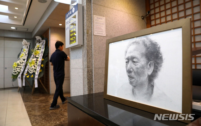【서울=뉴시스】김선웅 기자 = 23일 오후 서울 종로구 서울대학교병원 장례식장에 마련된 故 최인훈 작가의 빈소 앞에 고인의 초상화가 놓여있다. 함경북도 회령 출신인 고인은 원산에서 거주하던 중 6.25 전쟁이 발발하자 그해 12월 월남했다. 서울대 중퇴 후 1959년 '자유문학'에 단편 '그레이 구락부 전말기'와 '라울전'을 투고, 등단했다. 대표작 '광장'을 비롯한 '회색인', '소설가 구보씨의 일일' 등의 소설과 희곡집 '옛날 옛적에 훠어이 훠이' 등을 남겼다 발인은 25일 오전, 장지는 일산 공원묘원이다. 2018.07.23. mangusta@newsis.com