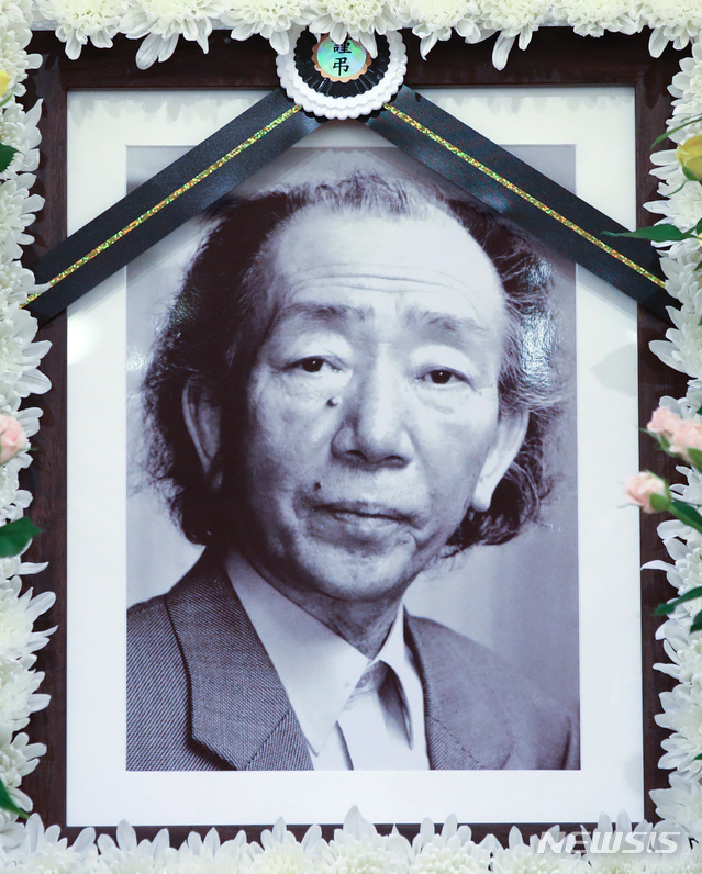 【서울=뉴시스】김선웅 기자 = 23일 오후 서울 종로구 서울대학교병원 장례식장에 故 최인훈 작가의 빈소가 마련돼있다. 함경북도 회령 출신인 고인은 원산에서 거주하던 중 6.25 전쟁이 발발하자 그해 12월 월남했다. 서울대 중퇴 후 1959년 '자유문학'에 단편 '그레이 구락부 전말기'와 '라울전'을 투고, 등단했다. 대표작 '광장'을 비롯한 '회색인', '소설가 구보씨의 일일' 등의 소설과 희곡집 '옛날 옛적에 훠어이 훠이' 등을 남겼다 발인은 25일 오전, 장지는 일산 공원묘원이다. 2018.07.23. mangusta@newsis.com