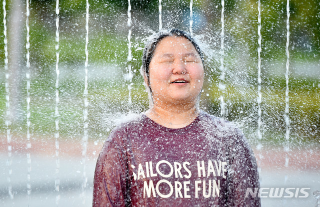 【대구=뉴시스】우종록 기자 = 폭염이 계속되고 있는 23일 오후 대구시 동구 신서동 근린공원 바닥분수에서 어린이들이 물놀이하며 즐거운 시간을 보내고 있다. 2018.07.23.&nbsp; wjr@newsis.com 
