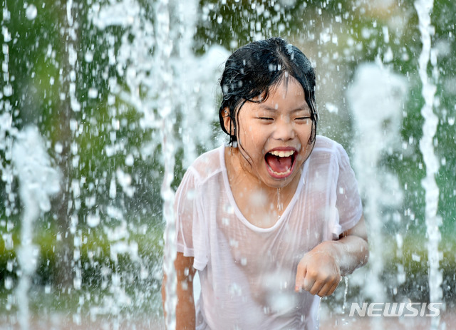【대구=뉴시스】우종록 기자 = 폭염이 계속되고 있는 23일 오후 대구시 동구 신서동 근린공원 바닥분수에서 어린이들이 물놀이하며 즐거운 시간을 보내고 있다. 2018.07.23. wjr@newsis.com