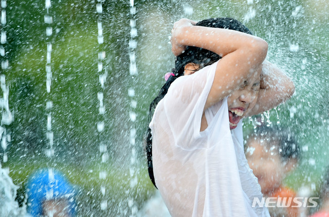 【대구=뉴시스】우종록 기자 = 폭염이 계속되고 있는 23일 오후 대구시 동구 신서동 근린공원 바닥분수에서 어린이들이 물놀이하며 즐거운 시간을 보내고 있다. 2018.07.23.&nbsp; wjr@newsis.com 