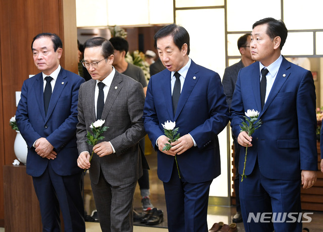 【서울=뉴시스】조성봉 기자 = 23일 오후 故 노회찬 의원의 빈소가 차려진&nbsp; 서울 서대문구 신촌세브란스병원 장례식장에서 여야 원내대표들이 조문을 하고 있다. 오른쪽부터 김관영 바른미래당 원내대표, 김성태 자유한국당 원내대표, 홍영표 더불어민주당 원내대표, 장병완 민주평화당 원내대표. 2018.07.23. photo@newsis.com