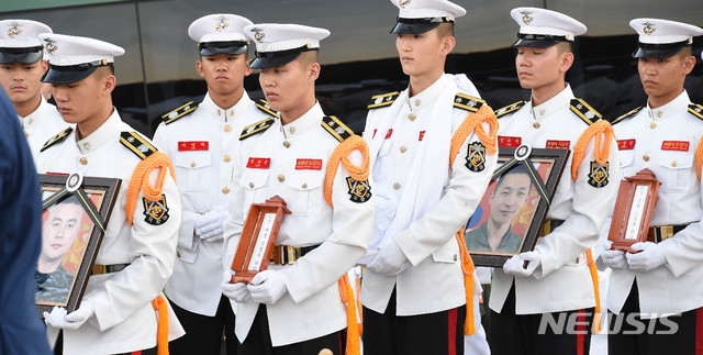 【대전=뉴시스】함형서 기자 = 23일 오후 대전 유성구 국립대전현충원에서 마린온 헬기 사고로 순직한 해병대 장병 5명에 대한 합동안장식이 열려 해병대원들이 영현을 봉송하고 있다. 2018.07.23.foodwork23@newsis.com