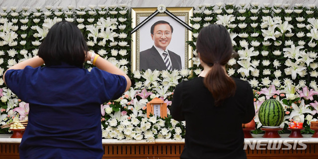 【서울=뉴시스】조성봉 기자 = 23일 故 노회찬 원내대표의 빈소가 차려진 서울 서대문구 신촌연세세브란스 병원 장례식장에서 시민들이 조문하고 있다. 2018.07.23. photo@newsis.com