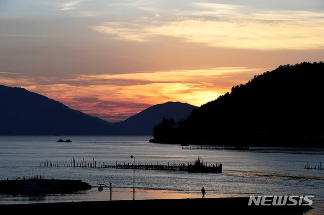 【남해=뉴시스】차용현 기자 = 대서(大暑) 절기인 23일 오후 경남 남해군 삼동면 지족마을에서 바라본 하늘에 붉은 노을이 물들고 있다. 2018.07.23. con@newsis.com