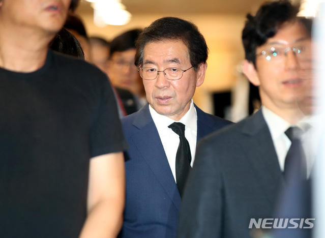 【서울=뉴시스】이영환 기자 = 박원순 서울시장이 23일 오후 서울 신촌 세브란스병원 장례식장에 마련된 고 노회찬 정의당 원내대표의 빈소에 들어서고 있다. 2018.07.23. photo@newsis.com