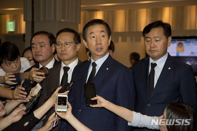 【서울=뉴시스】조성봉 기자 = 김성태 자유한국당 원내대표가 23일 오후 서울 서대문구 신촌 세브란스 병원 장례식장에 마련된 故 노회찬 정의당 원내대표의 빈소를 조문한 뒤 취재진의 질의에 답을 하고 있다. 오른쪽부터 김관영 바른미래당 원내대표, 김성태 자유한국당 원내대표, 홍영표 더불어민주당 원내대표, 장병완 민주평화당 원내대표. 2018.07.23. photo@newsis.com