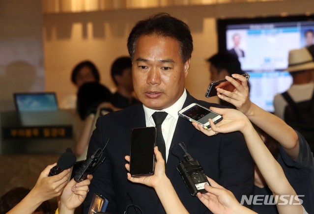 【서울=뉴시스】이영환 기자 = 이용주 민주평화당 의원이 23일 오후 서울 서대문구 신촌 세브란스 병원 장례식장에 마련된 故 노회찬 정의당 원내대표의 빈소를 조문한 뒤 취재진의 질의에 답을 하고 있다. 2018.07.23. photo@newsis.com