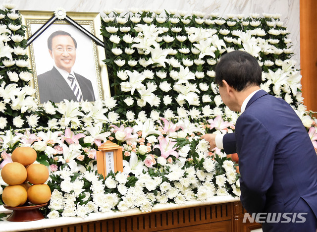 【서울=뉴시스】이영환 기자 = 박원순 서울시장이 23일 오후 서울 신촌 세브란스병원 장례식장에 마련된 고 노회찬 정의당 원내대표의 빈소에서 헌화를 하고 있다. 2018.07.23. photo@newsis.com
