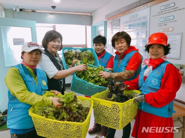 【대구=뉴시스】배소영 기자 = 대구시 남구는 한국자유총연맹 대구남구지회 포순이봉사단이 홀몸노인 가구에 농작물을 전달했다고 24일 밝혔다.2018.07.24. (사진=대구시 남구 제공)photo@newsis.com
