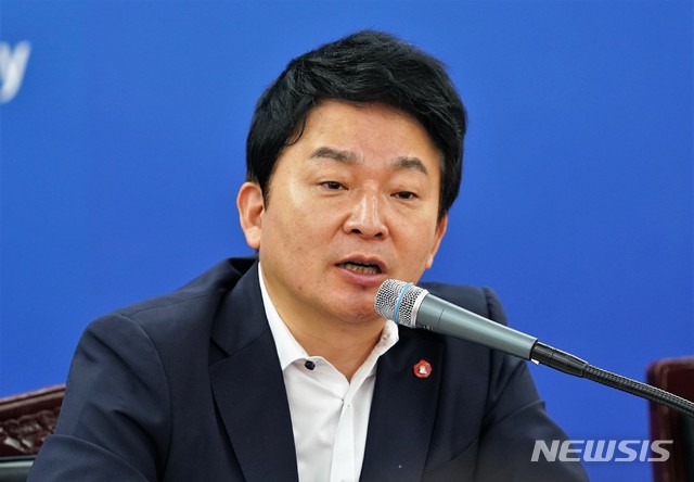 【제주=뉴시스】강정만 기자 = 원희룡 제주지사가 24일 제주도청 삼다홀에서 주간정책조정회의를 주재하면서 인사말을 하고 있다. 2018.07.24 (사진= 제주도청 제공) photo@newsis.com