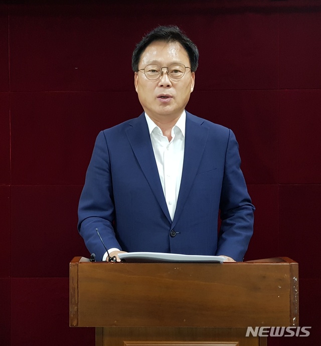 【광주=뉴시스】송창헌 기자 = 더불어민주당 8·25 전당대회에 최고위원 후보로 출마한 해남 출신 박광온 의원이 24일 텃밭 광주에서 기자회견을 열고 '광주선언'을 발표하고 있다. 2018.07.24 (사진= 박 의원 측 제공) photo@newsis.com