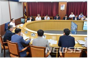  【부산=뉴시스】허상천 기자 = 부산시는 24일 오전 시청 영상회의실에서 오거돈 부산시장 주재로 실·국·본부장이 참석한 가운데 ‘폭염대책 추진상황보고회’를 개최했다. 2018.07.24. (사진 = 부산시 제공) photo@newsis.com