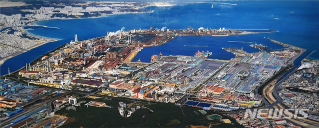 【포항=뉴시스】강진구 기자 = 포스코는 창립 50주년을 맞아 오는 8월 10일까지 경북 포항시청 2층 로비와 본사 포스코갤러리에서 ‘제철비경-위대한 순간의 기록’ 특별 전시회를 동시에 개최한다고 24일 밝혔다.사진은 포항시청에 전시된 안정환 작가의 '포항제철소' 작품.2018.07.24.(사진=포스코 제공) photo@newsis.com