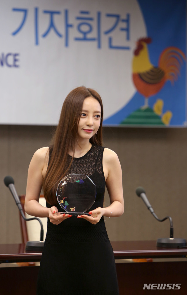 【서울=뉴시스】 그룹 '카라' 출신 가수 겸 배우 구하라)가 24일 서울 중구 한국프레스센터 열린 제6회 순천만세계동물영화제 홍보대사 위촉식에 참석하고 있다. 2018.07.24. 