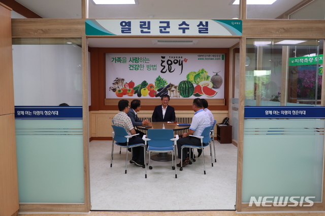 【의령=뉴시스】김기진 기자 = 경남 의령군 이선두 군수가 24일 '열린 군수실'에서 민원인들과 이야기를 하고 있다. 2018.07.24. (사진=의령군 제공) photo@newsis.com