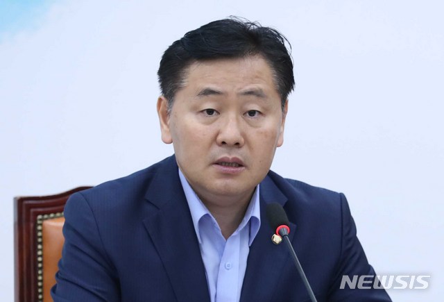 【서울=뉴시스】고승민 기자 = 24일 오전 서울 여의도 국회에서 열린 바른미래당 제11차 원내대책회의에서 김관영 원내대표가 모두발언하고 있다. 2018.07.24.&nbsp; kkssmm99@newsis.com