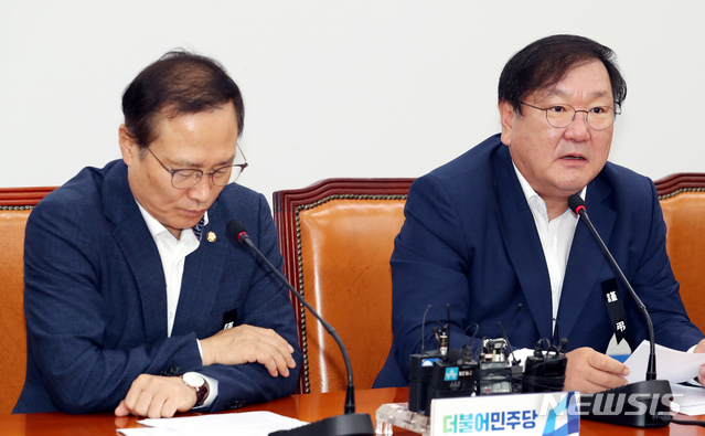 【서울=뉴시스】이종철 기자 = 24일 오전 서울 여의도 국회에서 열린 더불어민주당 원내대책회의에서 김태년 정책위의장이 모두발언을 하는 동안 홍영표 원내대표가 침통한 표정을 하고 있다. 2018.07.24. jc4321@newsis.com