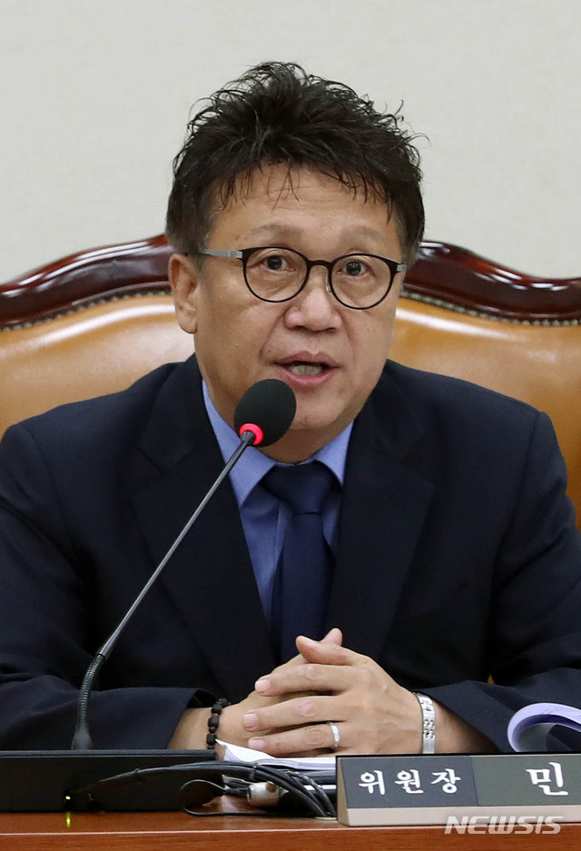 【서울=뉴시스】홍효식 기자 = 24일 오전 서울 여의도 국회 본청 정무위원회 회의실에서 열린 전체회의에서 민병두 위원장이 인사말을 하고 있다. 2018.07.24.&nbsp; yesphoto@newsis.com