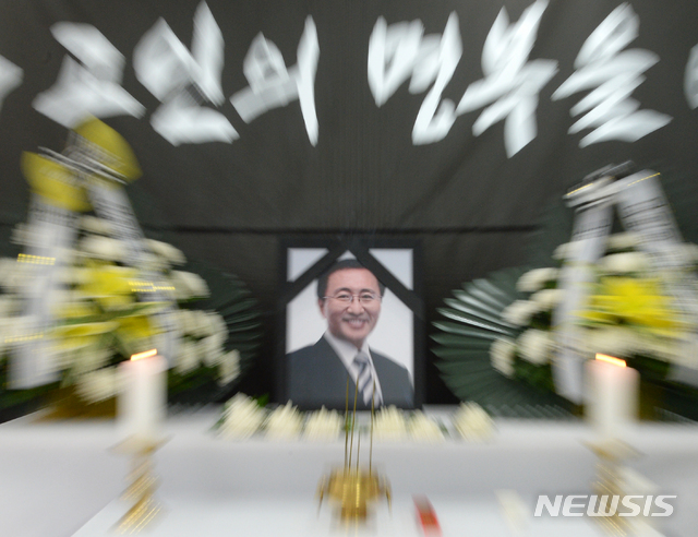 【전주=뉴시스】 김얼 기자 = 24일 전북 전주시 덕진구 기린대로에 위치한 정의당 전북도당에 故 노회찬 원내대표 시민 분향소를 마련한 가운데 영정사진이 걸려 있다. 2018.07.24pmkeul@newsis.com