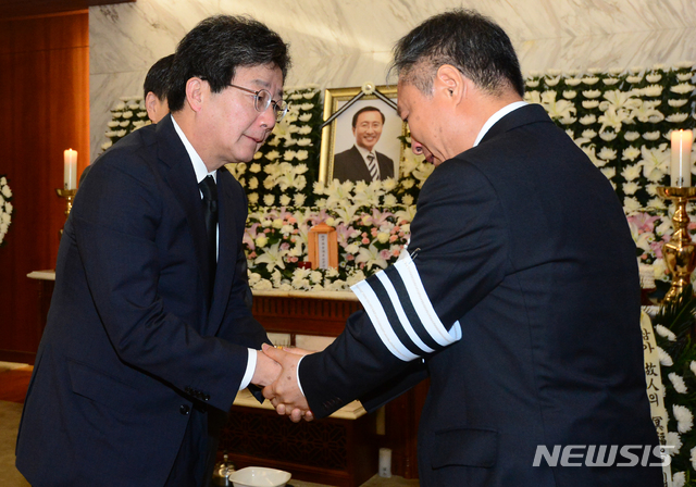 【서울=뉴시스】사진공동취재단 = 유승민(왼쪽) 전 바른미래당 공동대표가 24일 오전 서울 서대문구 신촌세브란스병원 장례식장에 마련된 고 노회찬 정의당 원내대표의 빈소를 찾아 조문하고 있다. 2018.07.24. photo@newsis.com