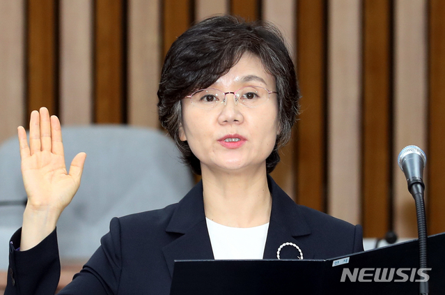 【서울=뉴시스】이종철 기자 = 24일 오전 서울 여의도 국회에서 열린 노정희 대법관 후보자 임명동의에 관한 인사청문특별위원회에서 노 후보자가 선서를 하고 있다. 2018.07.24.&nbsp; jc4321@newsis.com