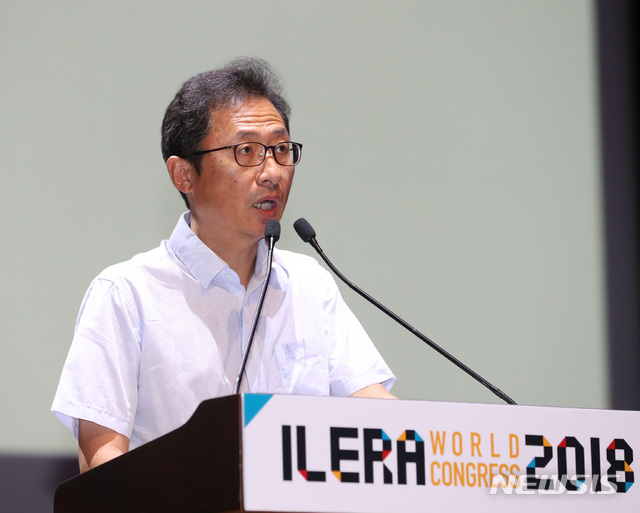 【서울=뉴시스】전진환 기자 = 국제노동고용관계학회(ILERA) 2018 서울 세계대회 개막식이 열린 24일 오전 서울 삼성동 코엑스 오디토리움에서 김명환 민주노총위원장이 축사를 하고 있다. 2018.07.24.&nbsp; amin2@newsis.com