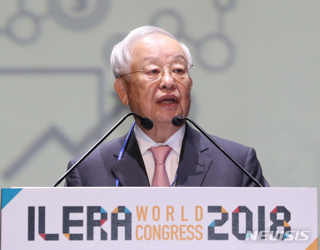 【서울=뉴시스】전진환 기자 = 국제노동고용관계학회(ILERA) 2018 서울 세계대회 개막식이 열린 24일 오전 서울 삼성동 코엑스 오디토리움에서 손경식 한국경총회장이 축사를 하고 있다. 2018.07.24.&nbsp; amin2@newsis.com