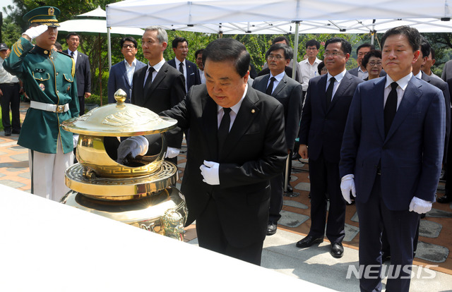 【서울=뉴시스】배훈식 기자 = 문희상 국회의장이 24일 오전 서울 동작구 국립서울현충원 故 김대중 전 대통령 묘역을 찾아 분향하고 있다. 2018.07.24. dahora83@newsis.com