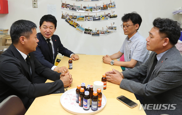 【제주=뉴시스】우장호 기자 = 원희룡 제주특별자치도지사가 24일 오후 제주시 고마로에 위치한 정의당 제주도당사를 찾아 고 노회찬 의원 영정에 분향한 뒤 김대원(왼쪽) 도당위원장과 이야기를 나누고 있다. 2018.07.24.&nbsp; woo1223@newsis.com 