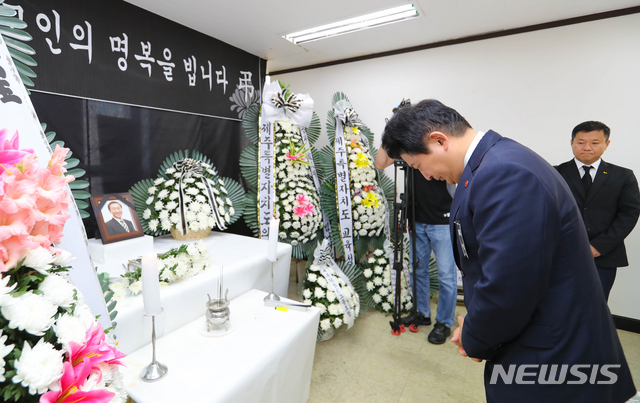 【제주=뉴시스】우장호 기자 = 원희룡 제주특별자치도지사가 24일 오후 제주시 고마로 정의당 제주도당사에 마련된 고 노회찬 의원 분향소를 찾아 조문하고 있다. 2018.07.24.&nbsp; woo1223@newsis.com