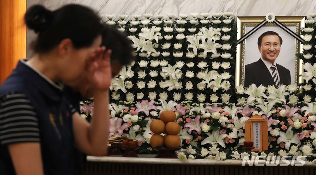【서울=뉴시스】사진공동취재단 = 24일 오전 서울 서대문구 연세대 세브란스병원 장례식장에 마련된 고 노회찬 정의당 원내대표의 빈소를 찾은 조문객들이 슬픔에 잠겨 있다. 2018.07.24.&nbsp; photo@newsis.com